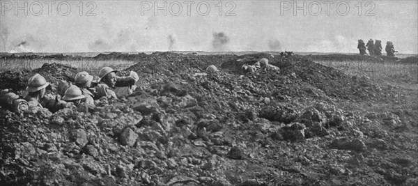 'L'Attaque du 5 mai 1917 sur le Chemin des Dames; La sortie, par petits groupes, des..., 1917. Creator: Unknown.