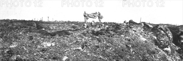 'Le champ de bataille; Sur le Chemin des Dames: un officier blessé est emporté sur un..., 1917. Creator: Unknown.