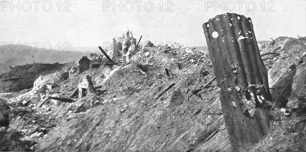 'Le champ de bataille; Un coin de Craonne: l'eglise', 1917. Creator: Unknown.