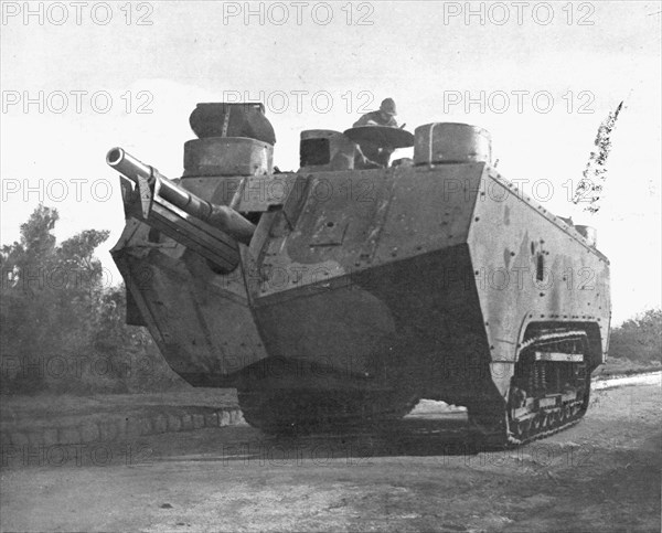 'Sur le massif de Moronvilliers; Notre artillerie d'assaut: char armé a l'avant d'un canon..., 1917. Creator: Unknown.
