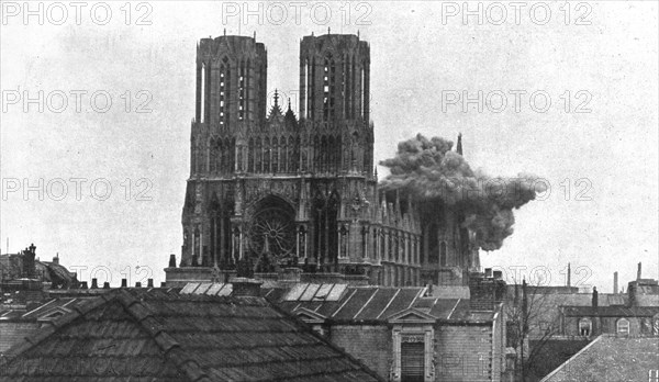 'La destruction methodique de Reims; L'eclatement d'un obus de gros calibre sur le transept..., 1917 Creator: Unknown.