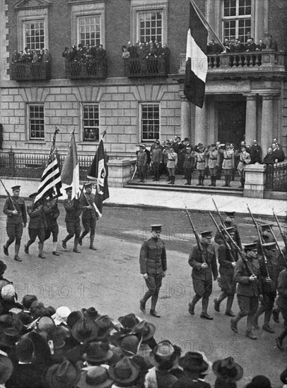 'La Premiere Mission Francaise aux Etats-unis; Le regiment de la celebre université d'Harvard...1917 Creator: Unknown.