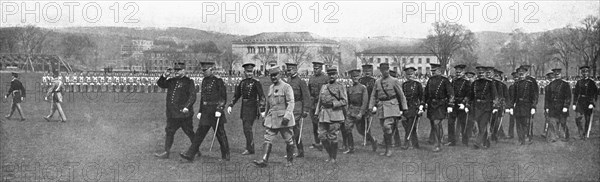 'Joffre a West-Point, le <<Saint-Cyr>> des Etats-Unis; Le marechal, accompagné par..., 1917. Creator: Unknown.