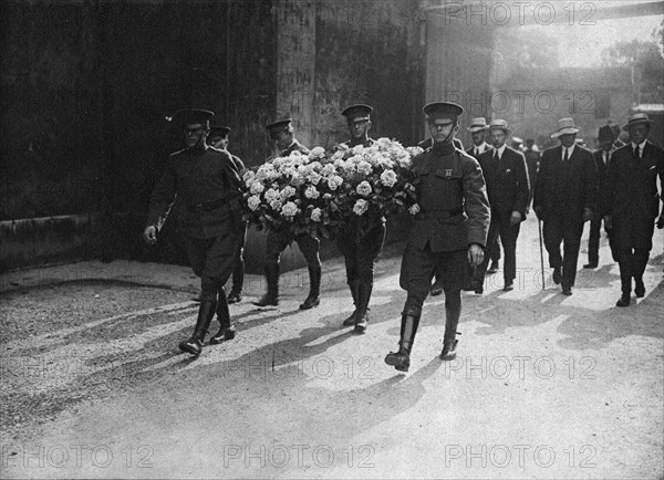 'La Visite de Pershing a La Fayette; Soldats americains portant la couronne que le general..., 1917. Creator: Unknown.