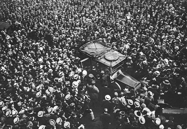 'Les Ovations de Paris; Au sortir de l'hotel Crillon, ou il a accompagné le general Pershing...1917. Creator: Unknown.