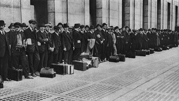 'La Preparation a la Guerre aux Etats-Unis; Jeunes recrues americaines attendant le train... 1917. Creator: Unknown.