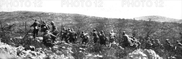 'Sur le Front Italien; L'offensive du Carso: infanterie italienne s'elancant a l'assaut..., 1917. Creator: Unknown.