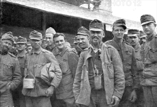 'Sur le Front Italien; Deux groupes parmi les 15,000 prisonniers tombés aux mains de nos... 1917. Creator: Unknown.