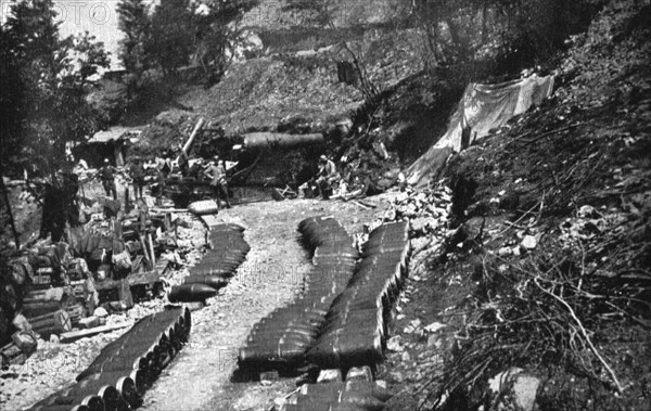 ' Victorieuse Offensive Italienne; L'outillage du bombardement: un gros obusier en action..., 1917. Creator: Unknown.