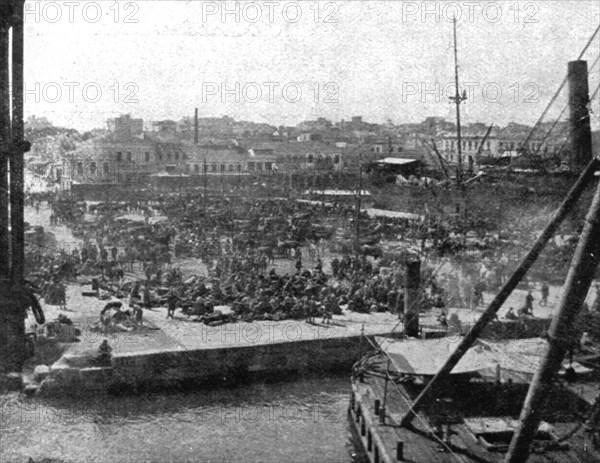 'Les Evenements de Grece; Le 12 juin 1917, a 17 heures: la cavalerie et le materiel debarques...1917 Creator: Unknown.