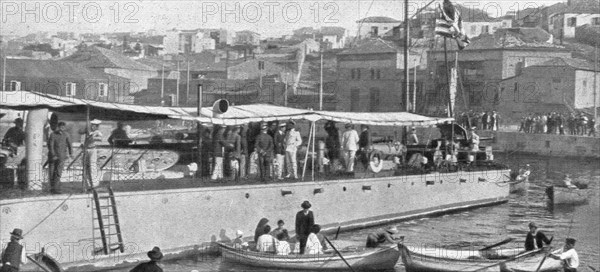 'Les Evenements de Grece; Le 27 juin, venant de Salonique, M.Venizelos, vetu de blanc, vu de dos, a  Creator: Unknown.