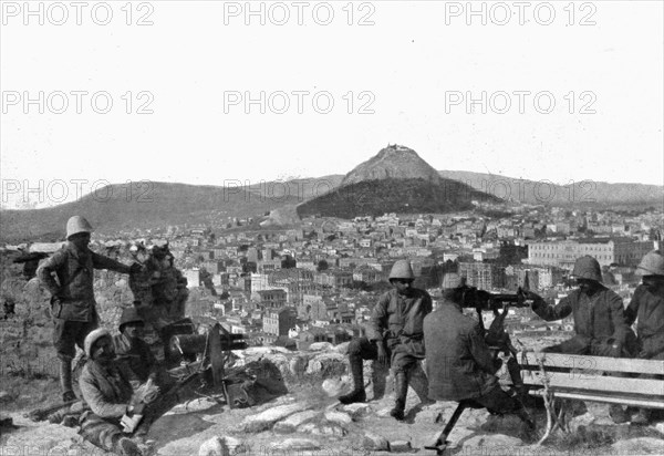 'Les Evenements de Grece; Les 27 et 28 juin, sur l'Acropole: canon de montagne et mitrailleuse en po Creator: Unknown.