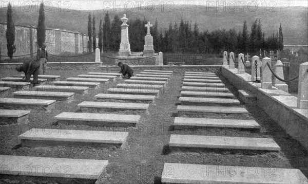 'Les Evenements de Grece; Nos morts, au cimetiere du Piree: l'enclos ou devaient reposer..., 1917. Creator: Unknown.