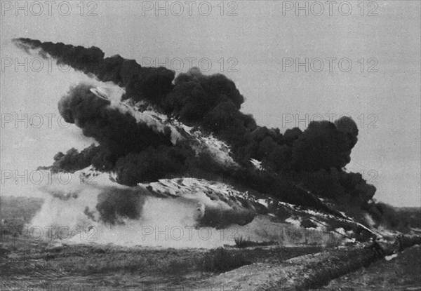 'Ce que L'ennemi a Voulu; Une diabolique invention allemande que les allies ont du adopter..., 1917. Creator: Unknown.