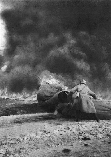 'Aerostiers et Observateurs en Ballon; Tandis que le ballon, abandonne a son sort, acheve..., 1917. Creator: Unknown.