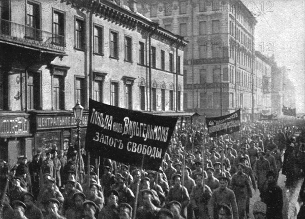 'Les Soubresauts de la Russie; Des soldats patriotes se rendent a la Douma portant un panneau...1917 Creator: Unknown.