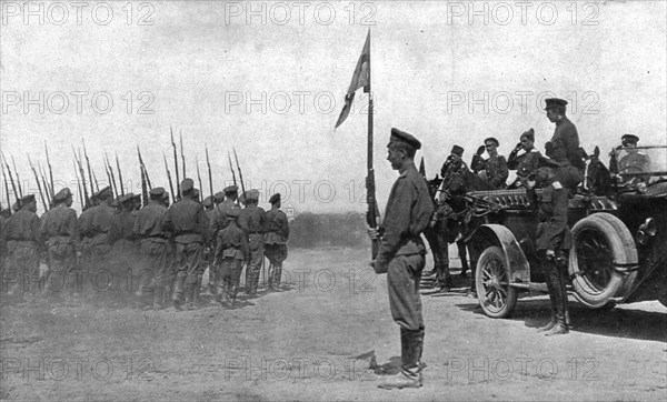 'Les Soubresauts de la Russie; Avant l'offensive russe de juillet 1917: des troupes defilent...1917. Creator: Unknown.