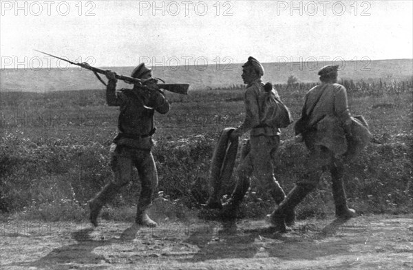 'Les Fuyards; Ceux qui sauvent l'honneur: un Russe de la vieille ecole se servant de son..., 1917. Creator: Unknown.