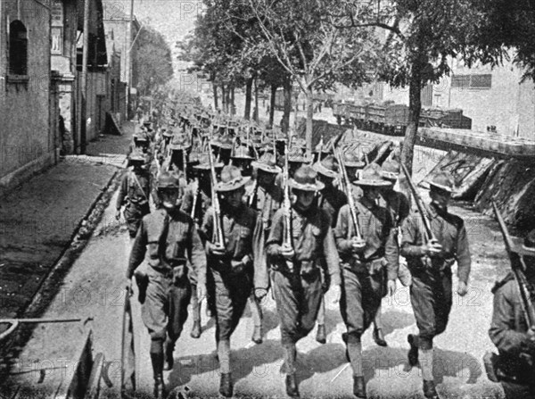 'Les Premiers Contingents Americains en France; En route pour le cantonnement', 1917. Creator: Jean Clair-Guyot.