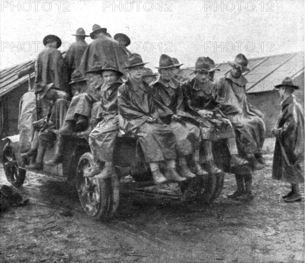 'L'Installation en France de L'Avant-Garde Americaine; Un groupe en manteau de pluie..., 1917. Creator: Unknown.