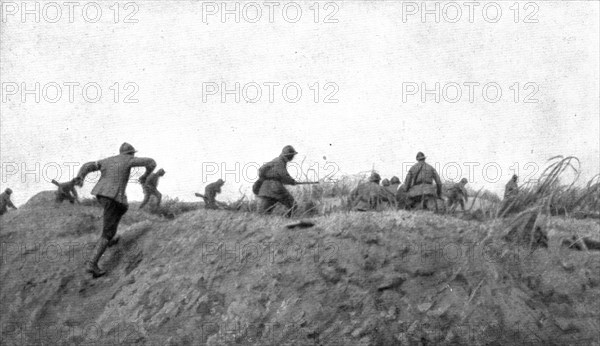 How to make a surprise attack; Departure: in the foreground, seen from behind..., 1917. Creator: Unknown.