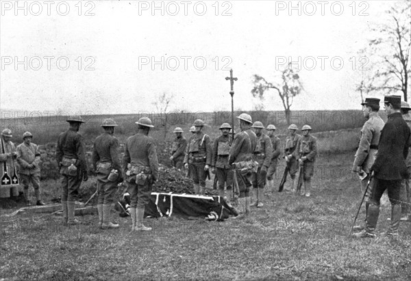 'Les Americains en Ligne; Les prieres funebres dites par un pretre-soldat francais devant ..., 1917. Creator: Unknown.