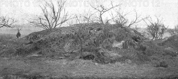 'Les Americains en Ligne; Le savant camouflage d'une piece de 75 appartenant a une..., 1917. Creator: Unknown.