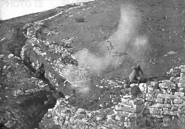 'Par Dela les Alpes; Sur le front italien: l'explosion d'un shrapnell sur une tranchee..., 1917. Creator: Unknown.