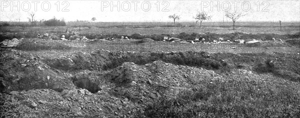 'Dans la Bataille; Tranchee de repli occupee par des reserves d'infanterie', 1918. Creator: Unknown.