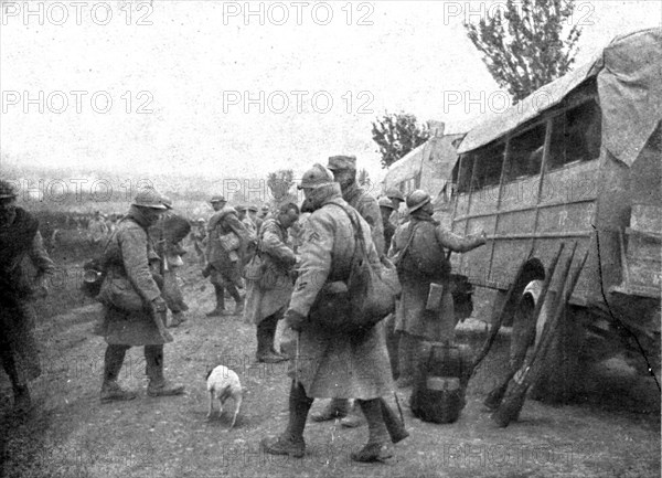 'Dans la Bataille; Arrivee de renforts sur le terrain', 1918. Creator: Unknown.