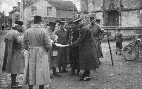 'L' "amalgame franco-americain"; le general Pershing examinant la carte au milieu... 1918. Creator: Unknown.