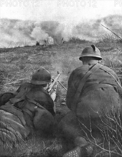 'Dans la bataille; fusiliers mitrailleurs a la lisiere du bois de Hangard, le 28 avril 1918', 1918. Creator: Unknown.