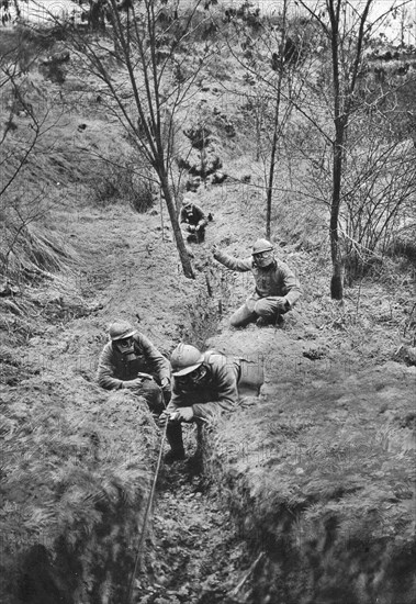 'Le telephone a l'arriere du front; apres un bombardement, les sapeurs telephonistes..., 1918. Creator: Unknown.