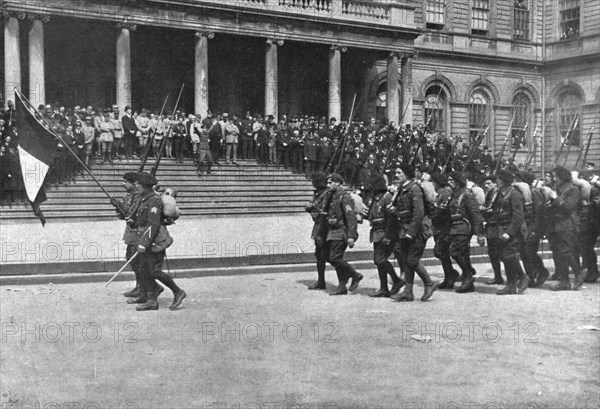 'Les alpins francais aux etsts-unis; devant le perron de l'Hotel de Ville de Brooklyn..., 1918. Creator: Unknown.