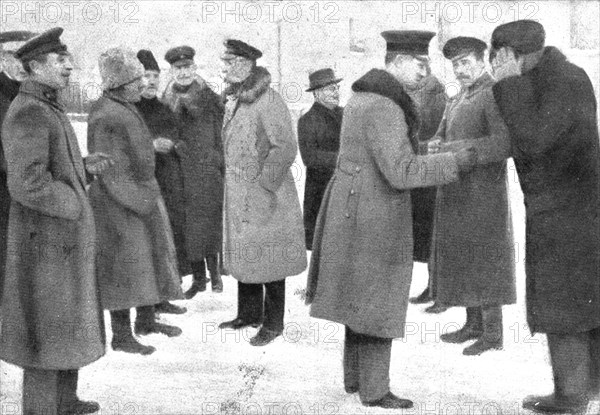 'La paix des Bolcheviks; les delegues de l'Ukraine independante s'entretenant avec des..., 1918. Creator: Unknown.