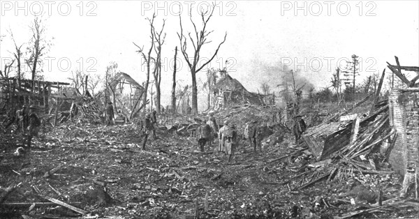 'De la Picardie au Chemin des Dames; les troupes d'assaut americaines dans les ruines..., 1918. Creator: Unknown.