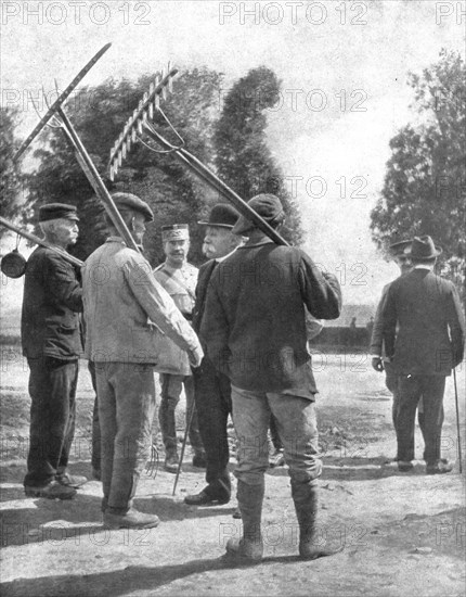 'L'attente confiante du pays; M. Clemenceau au milieu des cultivateurs d'un village du front', 1918. Creator: Unknown.