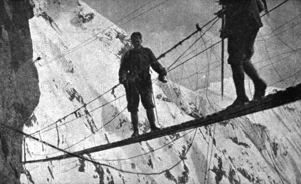 'Sur le front Italien; une passerelle a 3,000 metres d'altitude', 1918. Creator: Unknown.