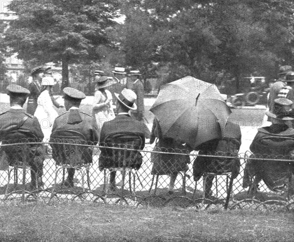 'Paris pendant la "Bataille de Paris"; le trottoir de l'avenue du Bois', 1918. Creator: Unknown.