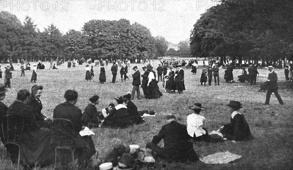 'Paris pendant la "Bataille de Paris"; le dimanche au bois de Boulogne', 1918. Creator: Unknown.