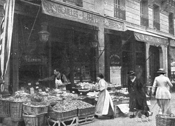 'Paris pendant la "Bataille de Paris"; l'etalage d'un fruitier', 1918. Creator: Unknown.