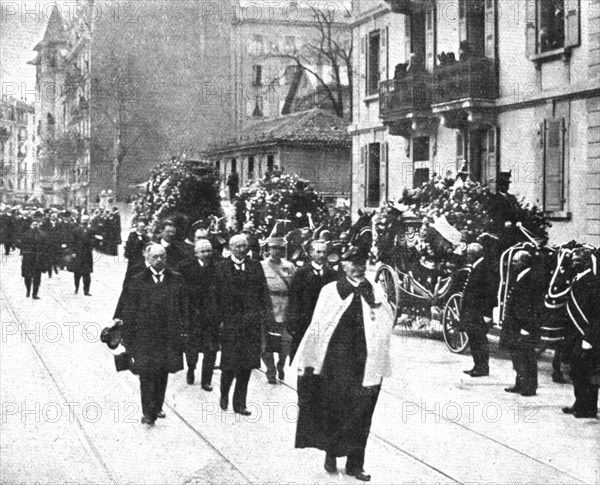 ' "La Guerre a L'Allemande"; Le cortege: derriere l'huissier en manteau aux cou'eurs..., 1918. Creator: Unknown.