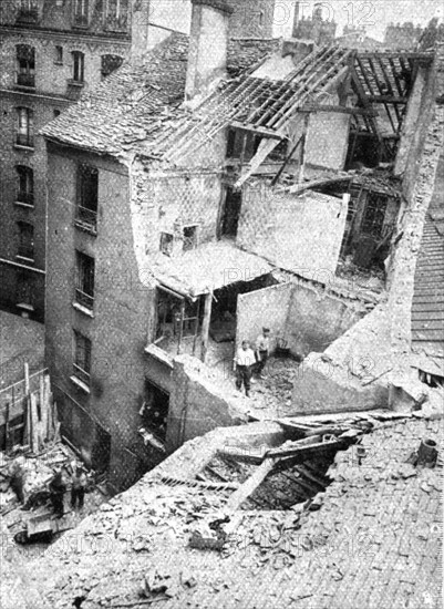 'Quelques Points de Chute; Rue Saint-Antoine, no 119: torpille d'avion de 50 kilos..., 1918. Creator: Unknown.