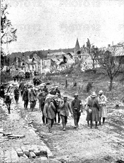 'La Replique de Foch: Au Sud-ouest de Soissons; prisonniers allemands conduits par des..., 1918. Creator: Unknown.