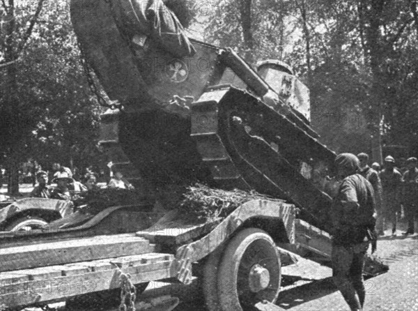 'Notre Artillerie d'Assaut; La Replique de Foch: Au Sud-ouest de Soissons; embarquement..., 1918. Creator: Unknown.