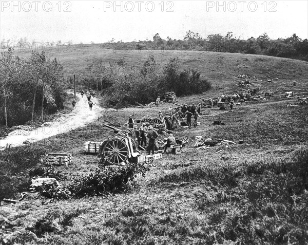 'Notre Artillerie dans les lignes Allemandes; un groupe francais de 75 en batterie, le soir..., 1918 Creator: Unknown.