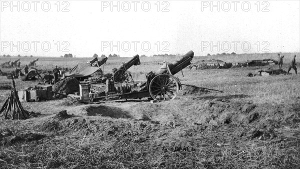 'Notre Artillerie dans les lignes Allemandes; batteries amercaines de 155, en position de..., 1918. Creator: Unknown.