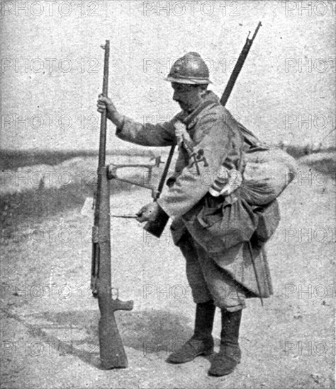 ' Sur le Marne; le fusil allemand contre char d'assaut, examine par un de nos sapeurs', 1918. Creator: Unknown.