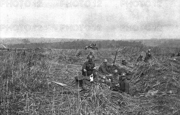 'A travers le champ de bataille; en seconde ligne dans les bles; finie la guerre de..., 1918. Creator: Unknown.