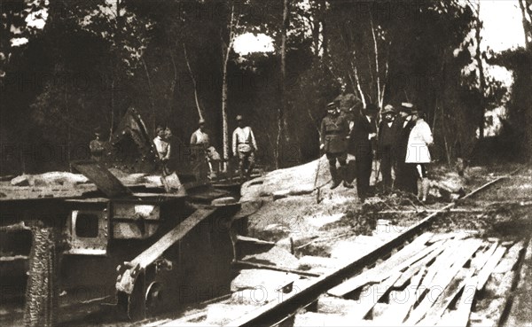 ' Du Tardennois a la Picardie; M. Clemenceau devant l'emplacement d'une piece allemande..., 1918. Creator: Unknown.